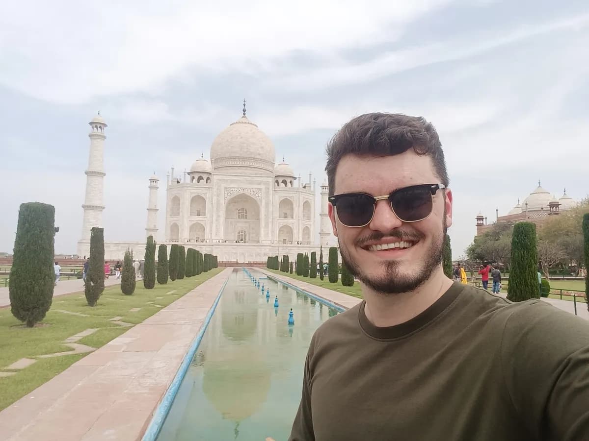 Giovanni selfie with Taj Mahal
